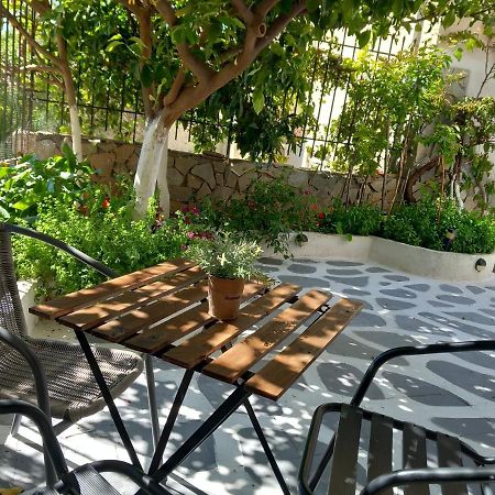 Studio In Garden Poros Town Exterior photo