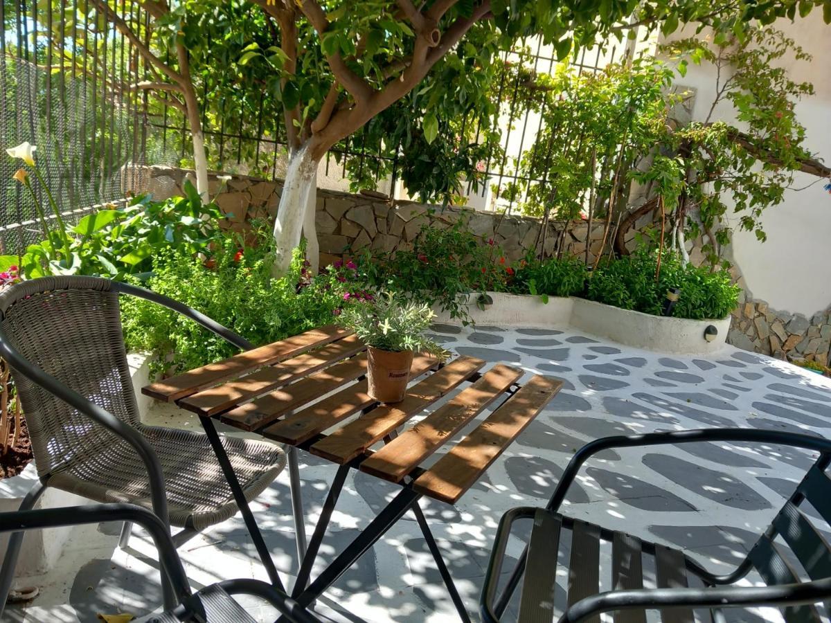 Studio In Garden Poros Town Exterior photo